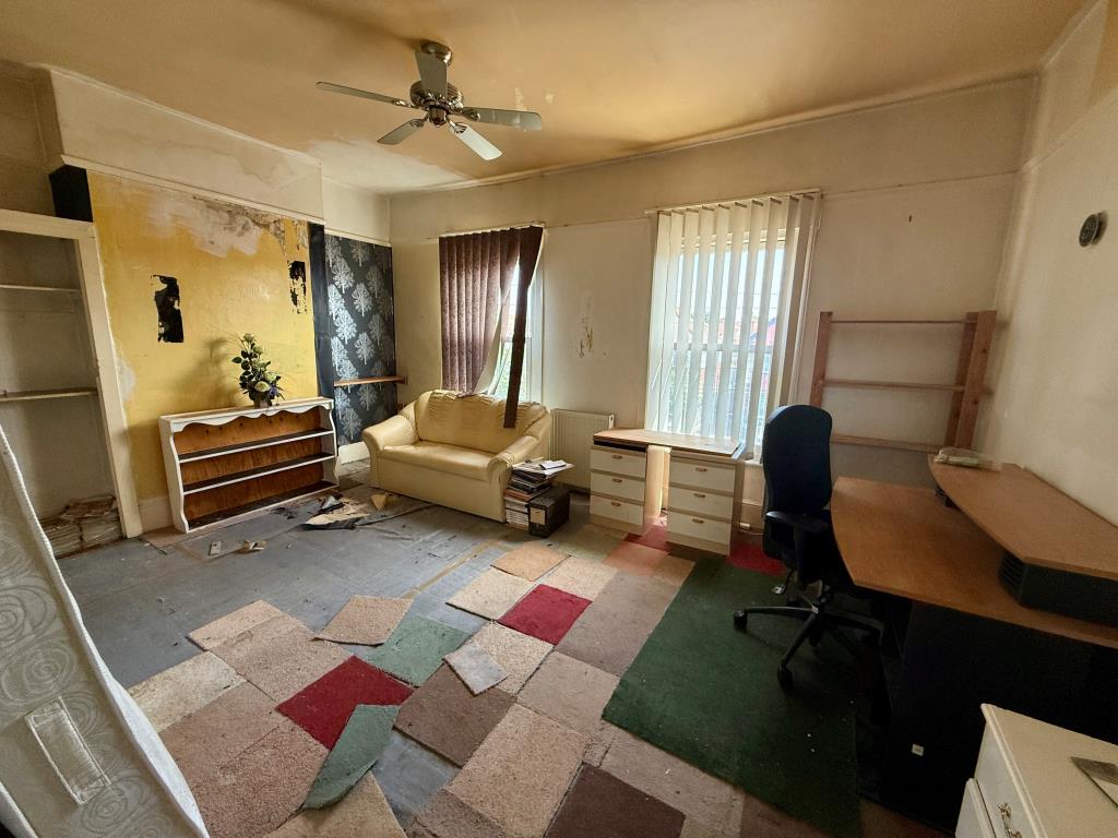 Lot: 1 - FOUR-BEDROOM HOUSE FOR IMPROVEMENT - Bedroom three